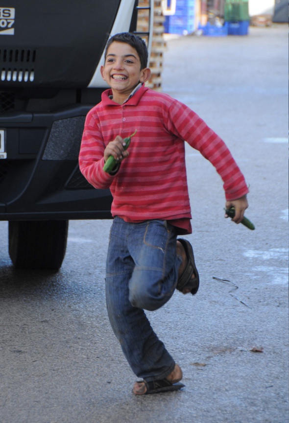 Çöpte bulduğu salatalık, Suriyeli çocuğu böyle sevindirdi