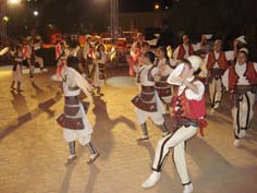 Bursa Makedon Halk Oyunları Ekibi Pamuk Festivaline renk kattı