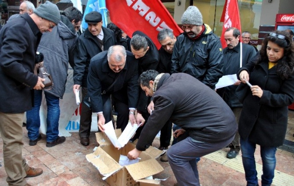 Aydın'da memurlardan bordro yakma eylemi