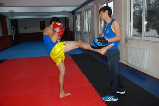 Dünya şampiyonundan Didim'de Muay Thai kursu