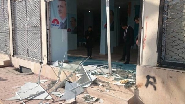 AK Parti ilçe binasına bombalı saldırı