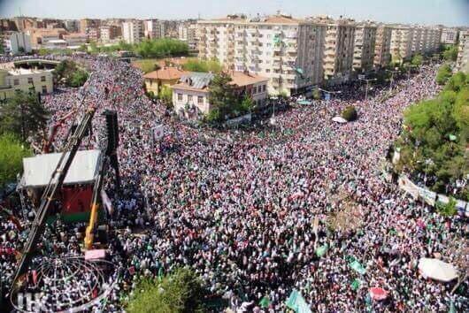 Yüzbinler Hz. Muhammed'e saygı için toplandı