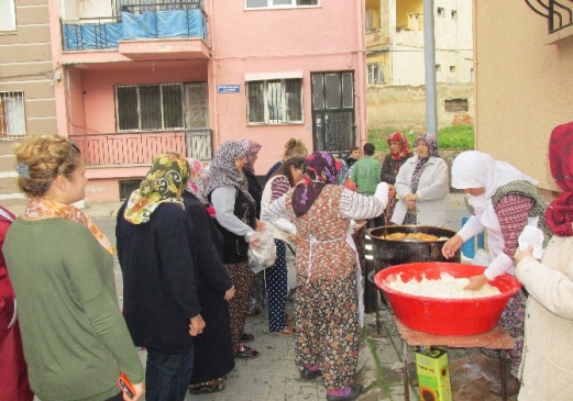 Ölüm olayları üzerine mahalle sakinleri lokma döktürdü