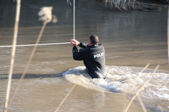 Soygunda kullanılan silahlar nehirde arandı