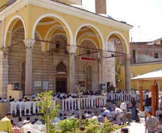 Ramazanın ilk cumasında camiler doldu taştı