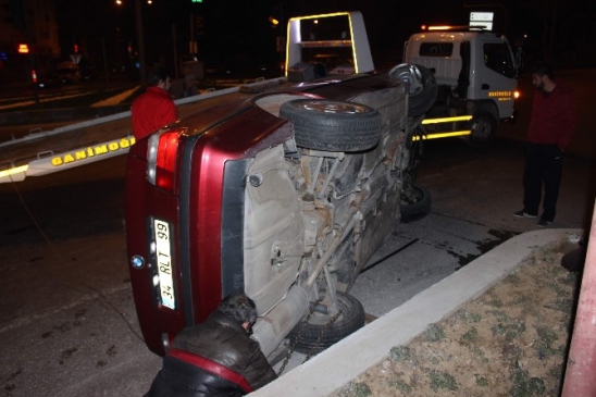 Aşk acısını dindirmek için alkol alıp direksiyon başına geçen genç ölümden döndü
