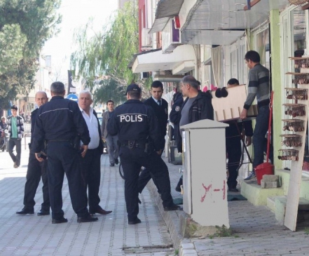 Polis her yerde yaşlı kadının altınlarını okuma bahanesi ile alan dolandırıcıyı arıyor