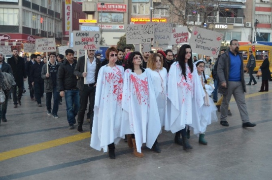 CHP'li gençler kadın cinayetlerine dikkat çekti