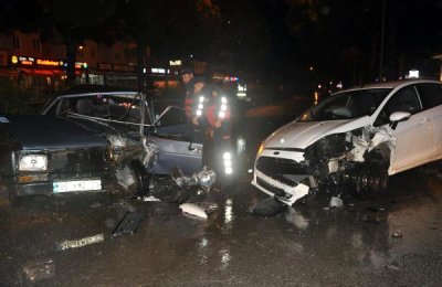 Biri ters şeritten giden iki otomobil çarpıştı: 7 Yaralı