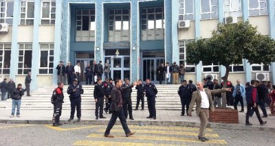 Cezayı çok bulan zanlının yakınları adliye önünde isyan etti