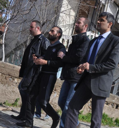 Aranan hükümlü, polisi kapıda görünce çatıya çıktı