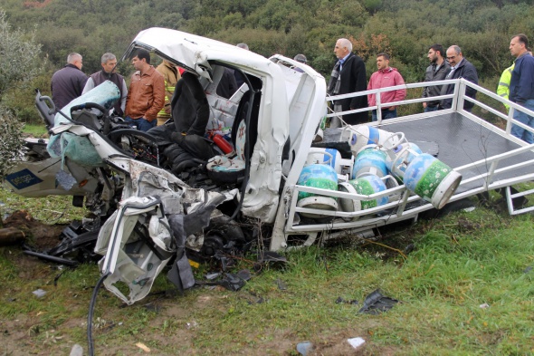 Askeri personelleri taşıyan araç kaza yaptı: 1 ölü, 4 yaralı