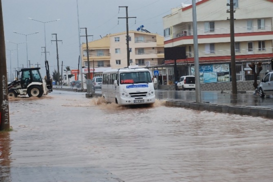 Didim yağmura teslim oldu cadde ve sokaklar göle döndü