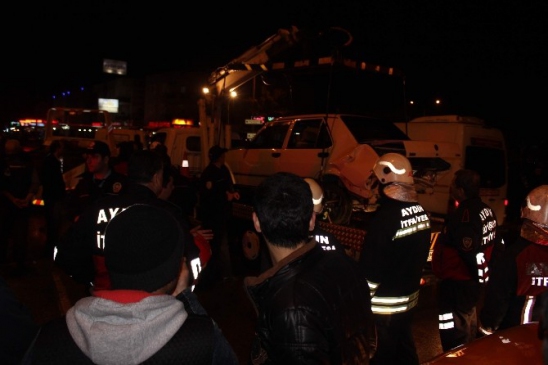 Aydın'da zincirleme trafik kazası kaza yapan Araçlara bakarken bile kaza yaptılar