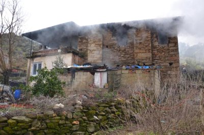 Evlerinin yanışını çaresiz gözlerle izlediler