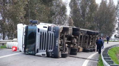 Pamuk yüklü tır devrildi, otoyol pamuk balyası doldu