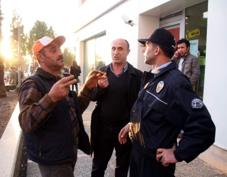 Dolandırılmaktan polis kurtardı