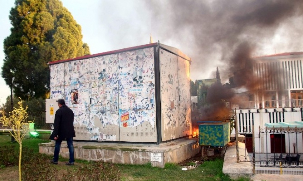 Trafonun dibinde yakılan ateş korkuttu