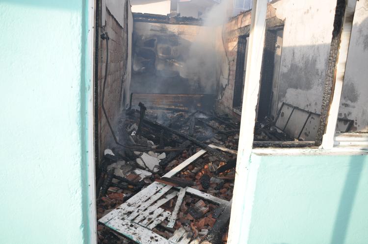 İki kat ahşap ev yangında küle döndü