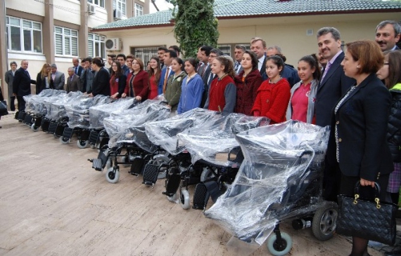 Aydınlı öğrencilerden yaşlılara 10 adet tekerlikli sandalye