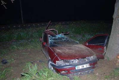 Ağaca çarparak duran otomobilinde ağır yaralandı