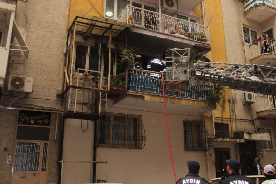 Aydın'da yangın paniği yaşlı kadın evinin yanışını çaresizce izledi