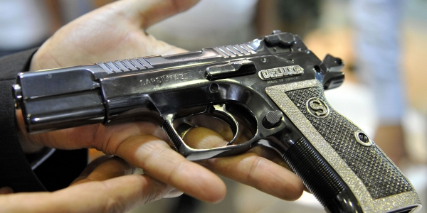 Tabancayla oynarken kazayla kendini vurdu