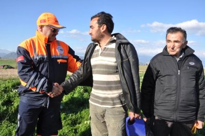 Menderes taştı, mahsur kalan çoban kurtarıldı