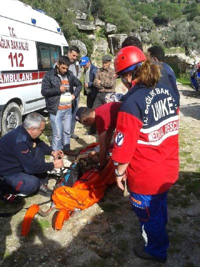 Söke'de uçuruma yuvarlanan besiciyi UMKE ve itfaiye kurtardı