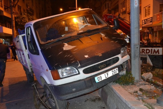 Tek koluyla şoförlük yapmaya çalışınca refüje çarptı: 2 yaralı