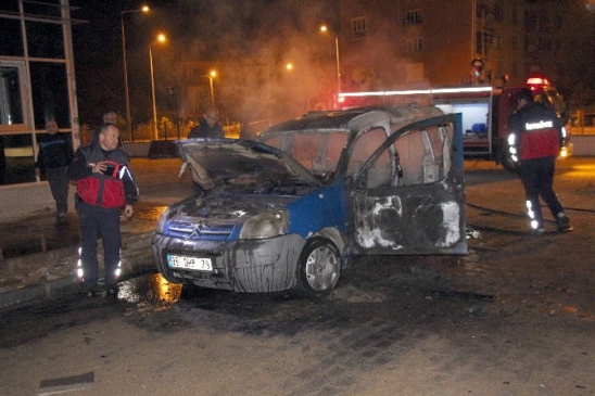 Nazilli'de park halindeki otomobil küle döndü