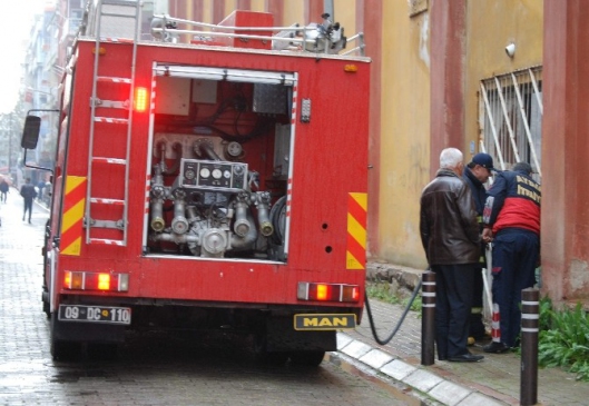 Tarihi sinemada yakılan ateş çevre sakinlerini korkuttu