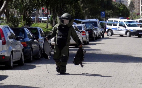 Emniyet yakınındaki şüpheli paketten televizyon çıktı