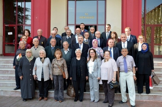 Zonguldaklı yaşlılardan Vali Ayyıldız ve eşine anlamlı ziyaret