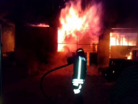 Söke'de yangın depoyu kül etti