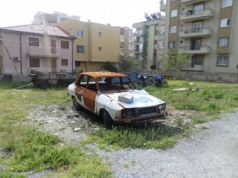 Söke'de çevre ve görüntü kirliliğine neden olan hurda araçlar toplanıyor