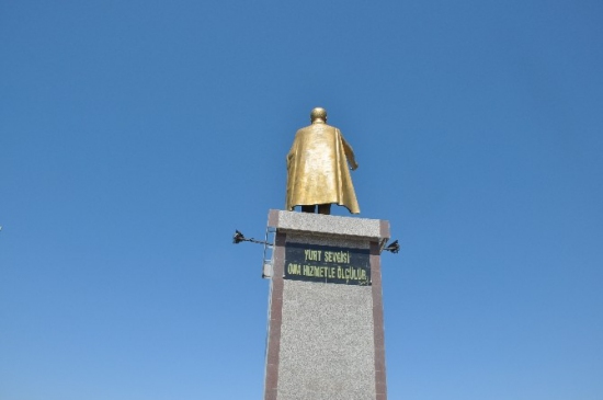 Kuşadası'nda Atatürk heykeli yenilendi