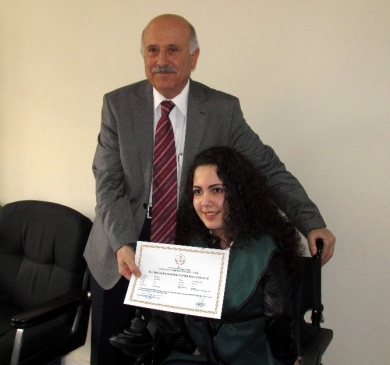 Ayaklarıyla resim yapan Rabia ilk diplomasını aldı