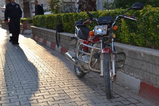 Alkollü sürücü orta refüje çarptı: 1 yaralı