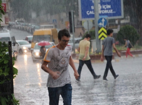 Aydın'da yağış hayatı felç etti