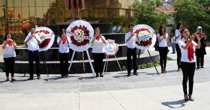 İstiklal Marşını işaret diliyle okudular