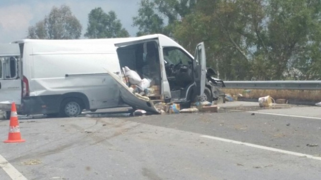 Peynir taşıyan kamyonet kaza yaptı otoban mandıraya döndü