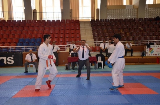 Karate grup müsabakaları Aydın'da yapıldı