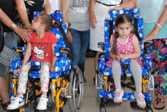 Didim'de yabancılar 2 engelli çocuğu sevindirdi