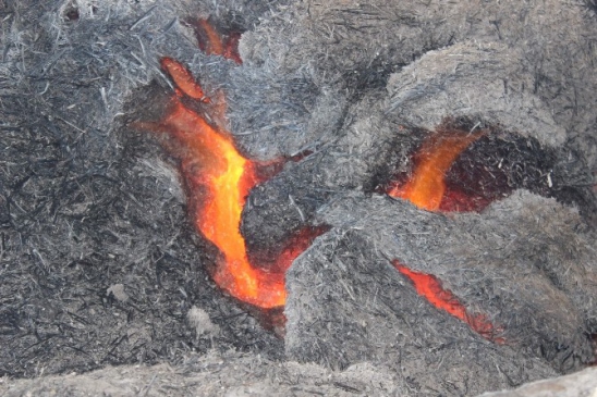 İki gündür devam eden yangında tonlarca saman kül oldu