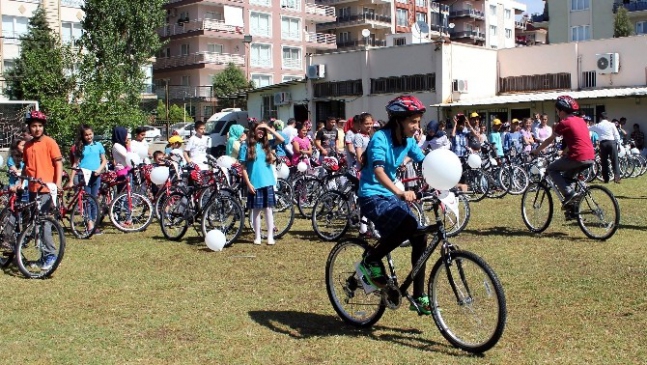 Aydın'da 100 öğrenciye bisiklet hediye edildi