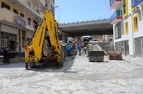 Kuşadası'nda İkiçeşmelik ve Türkmen Mahallelerine parke taşı döşeniyor