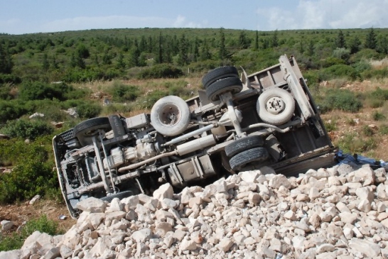 Didim'de lastiği patlayan kamyonet yoldan çıktı: 1 yaralı