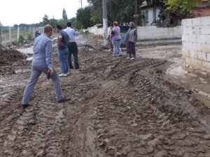 Yağmur Güllübahçe’de yolları kapattı