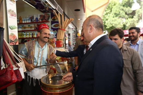 Bakan Çavuşoğlu'ndan Kuşadası'nda esnaf  turu